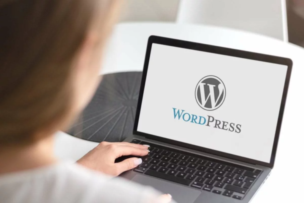 жінка займається перенесенням сайту з Weebly на WordPress